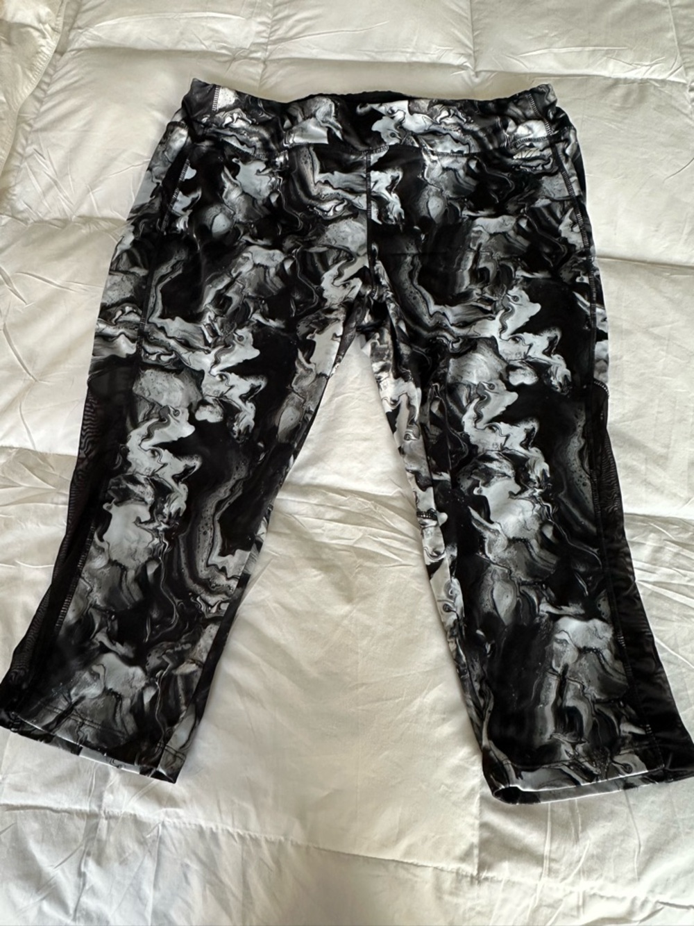 Avia plus XXL Black & White Marble-Print Cropped Leggings